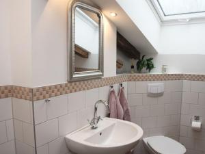 WestfehmarnにあるKleine Freiheit Ferienhaus-max 15 Personenの洗面台とトイレ付きのバスルーム