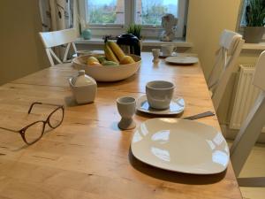 WestfehmarnにあるKleine Freiheit Ferienhaus-max 15 Personenの皿、グラス、フルーツの盛り合わせ +14枚の写真