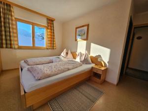 een slaapkamer met een bed en een raam bij Ferienhof Mittermair in Vorderstoder