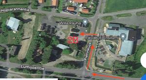 a site map of a house with a red arrow at Willa Rauha 2B, minikoti, wifi, ei saunaa in Lumijoki +5 photos