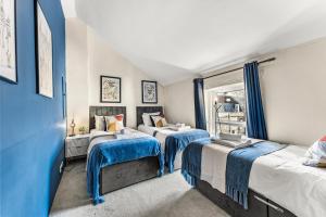 2 camas en una habitación con cortinas azules en Georgian Townhouse in the Heart of Bath en Bath