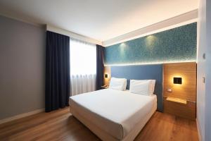 Postel nebo postele na pokoji v ubytování Neo Hotel + 23 fotografií