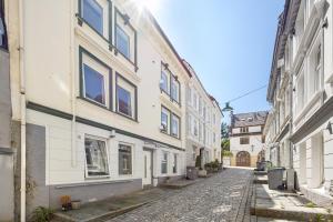 una calle vacía en un callejón con edificios en Renovated jan 24 - Queen beds - Behind Bryggen, en Bergen