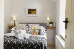 een slaapkamer met een bed met handdoeken erop bij Bridge End Cottage in Stainforth