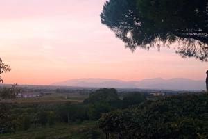 a view of the hills at sunset at Casa Alice, in collina con panorama in Lonato