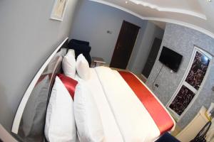 Televízia a/alebo spoločenská miestnosť v ubytovaní Remzy Hotel & Suites, Olomore