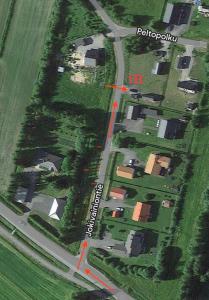 una vista aérea de un patio con casas y una carretera en Willa Rauha 1B en Lumijoki