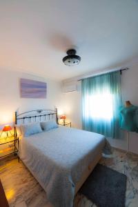 um quarto com uma cama grande e uma janela em SJE - Shiny apartment close to the river em Sevilha