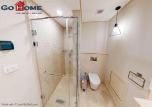 ein Badezimmer mit Dusche und Toilette in der Unterkunft Stylish 1BR @ Mangroovy-M7-6B in Hurghada