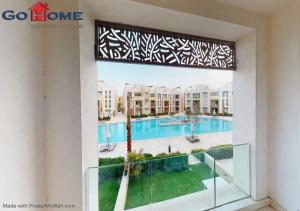 Blick auf den Pool aus dem Fenster in der Unterkunft Stylish 1BR @ Mangroovy-M7-6B in Hurghada + 3 Fotos