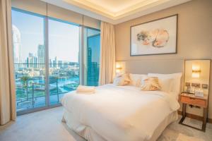 Postel nebo postele na pokoji v ubytování Address Dubai Opera, Full Burj Khalifa and Fountain View by Gardenia Suites