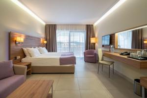 Postel nebo postele na pokoji v ubytování Belvedere Hotel - All inclusive + 35 fotografií