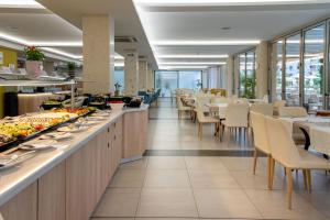 プリモルスコにあるBelvedere Hotel - All inclusiveのビュッフェ式レストラン(テーブル、椅子付)