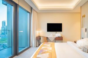 TV a/nebo společenská místnost v ubytování Address Dubai Opera, Full Burj Khalifa and Fountain View by Gardenia Suites