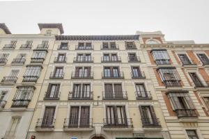 a tall building with windows and balconies on it at Central Apt 7px a 50 metros de Retiro-Museo del Prado in Madrid