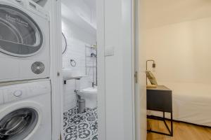 baño con lavadora y secadora en una habitación en C-Cabeza Cool Apt para 7 al lado de Tirso de Molina, en Madrid