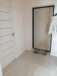 a room with a closet and a door at 1-но комнатная квартира в центре Нур-Султана ЖК Sezim Qala 4 рядом с Барыс Ареной in Astana
