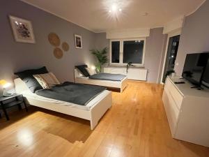 uma sala de estar com duas camas e uma televisão em Monteurwohnung Neuss em Neuss