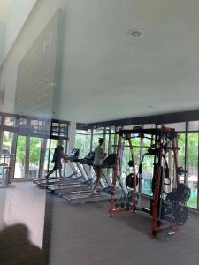 Fitness centrum a/nebo fitness zařízení v ubytování Cozy and delightful room with pool view