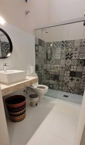 a bathroom with a toilet and a sink and a shower at Moderna casa en San Bernardino!! in San Bernardino
