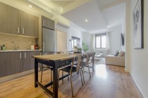 - une cuisine et une salle à manger avec une table et des chaises dans l'établissement Luxury Apartamento de 5hab en el centro de Madrid, à Madrid