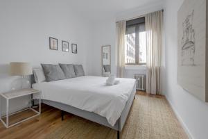 - une chambre blanche avec un lit et une fenêtre dans l'établissement Luxury Apartamento de 5hab en el centro de Madrid, à Madrid