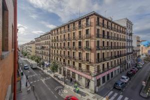 einen Blick über ein Gebäude auf einer Stadtstraße in der Unterkunft Luxury Apartamento de 5hab en el centro de Madrid in Madrid
