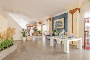 una habitación con una mesa blanca y macetas en Hotel Giancarlo, en San Benedetto del Tronto