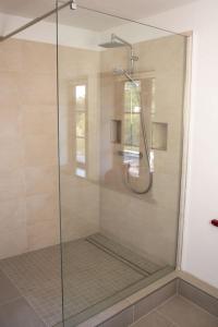 Phòng tắm tại Historisches Ambiente im Fürstenbahnhof Lübstorf +16 ảnh