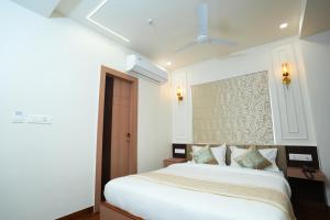 1 dormitorio con 1 cama blanca grande en una habitación en Anaya Retreat, en Varanasi