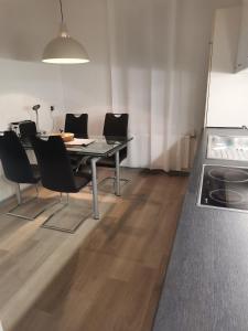 une salle à manger avec une table et des chaises noires dans l'établissement Im Harzer Vogelnest Spatzennest, à Bad Harzburg