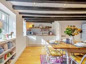 uma cozinha com uma mesa de madeira e uma sala de jantar em 2 Bed in Little Walsingham 90488 em Little Walsingham