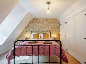 um quarto com uma cama e uma parede em 2 Bed in Little Walsingham 90488 em Little Walsingham