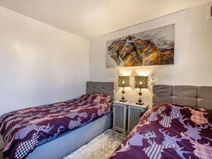 een slaapkamer met een bed en een schilderij aan de muur bij 2 bed in Denbigh 90461 in Caerwys