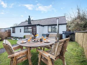 een houten tafel voor een huis bij 2 bed in Denbigh 90461 in Caerwys