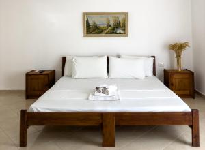 クサミルにあるKel Roomsのタオルが敷かれたベッドのある寝室