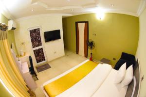 Televízia a/alebo spoločenská miestnosť v ubytovaní Remzy Hotel & Suites, Olomore