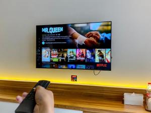 TV i/ili multimedijalni sistem u objektu Facade Hotel by Azana