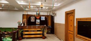 um restaurante com um bar num quarto em Pax in hotel em Udaipur