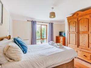 a bedroom with a large white bed and a window at 3 Bed in Corwen 90459 in Corwen