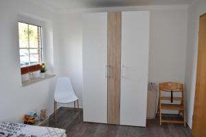 a room with a glass table and a bed and a window at Ferienwohnung - Unsere Wenke in Lemkendorf