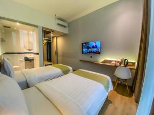 TV i/ili multimedijalni sistem u objektu Facade Hotel by Azana