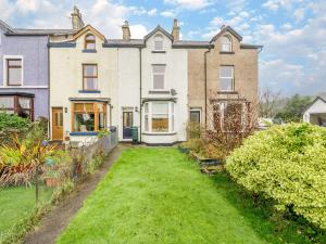 einen Blick auf ein großes Haus mit Hof in der Unterkunft 4 Bed in Broughton - in - Furness 90412 in Duddon