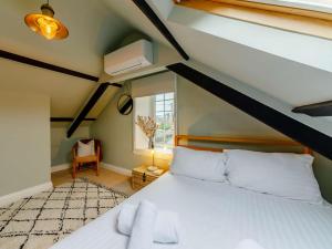 Glanton的住宿－2 Bed in Powburn 90310，卧室配有白色的床和窗户。