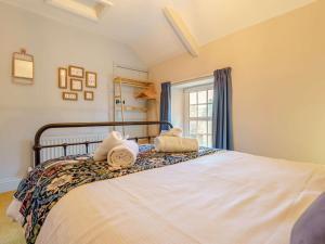 sypialnia z łóżkiem z ręcznikami w obiekcie 2 Bed in Richmond 90435 w mieście Richmond