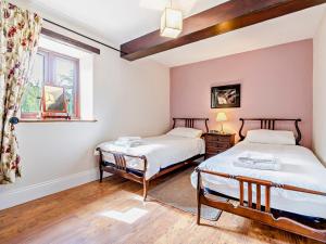 2 camas en una habitación con ventana en 2 Bed in Barnard Castle 90498, en Middleton in Teesdale