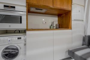 cocina con lavadora y microondas en Apt con estilo - 5pax en zona Tirso-Centro, en Madrid