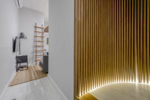 Habitación con puerta de madera y escritorio. en Apt con estilo - 5pax en zona Tirso-Centro, en Madrid