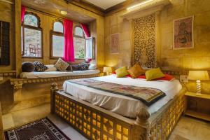เตียงในห้องที่ Moustache Jaisalmer