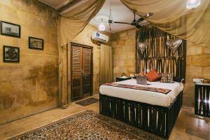 1 dormitorio con 1 cama con ordenador portátil en Moustache Jaisalmer, en Jaisalmer